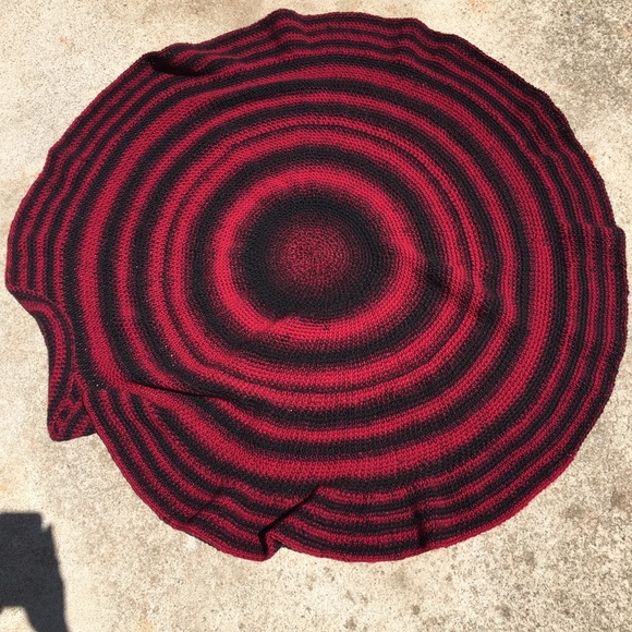 HANDMADE Crocheted Round Red/black Throw - Picture 1 of 10